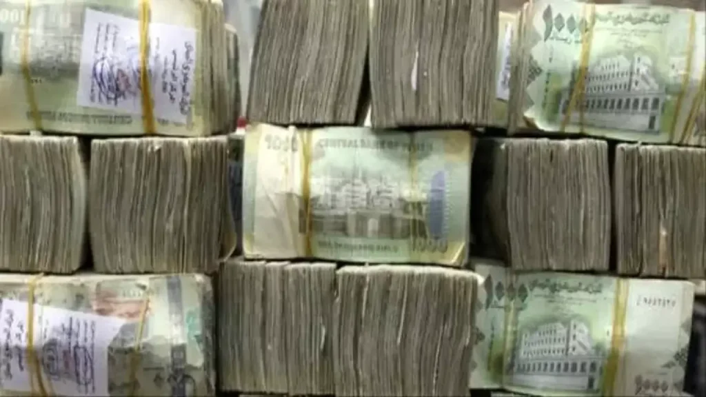 فارق ألف ريال.. أسعار صرف الدولار بين صنعاء وعدن تثير صدمة واسعة